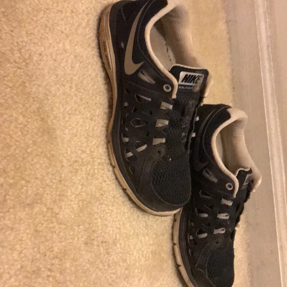 Black Nike Tennis Shoes